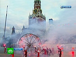 Красная площадь, главная площадь страны, в праздник закрыта - на ней организована площадка для проведения фестиваля военных оркестров "Спасская башня", который продлится еще несколько дней