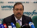 Гудков подчеркнул, что Конституция РФ не дает права в отсутствии судебного решения досрочно прекращать полномочия того или иного депутата