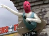 Церковь отпустила с миром художника, вывесившего куклу Pussy Riot рядом с храмом в Челябинске