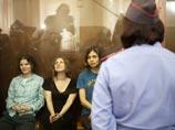 Приговоренным к двум годам колонии активисткам предлагается выступить с официальным заявлением через адвокатов в эфире Первого канала и извиниться перед верующими Приговоренным к двум годам колонии активисткам предлагается выступить с официальным заявлением через адвокатов в эфире Первого канала и извиниться перед верующими