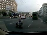 В центре Новосибирска водитель снял на камеру, как мужчина пытался подбросить труп под колеса его машины (ВИДЕО)