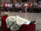 Консерваторы Ватикана хотят минимизировать ущерб от заявления умершего кардинала Мартини, что церковь отстает от жизни на 200 лет