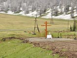 Неизвестные свалили и изрубили православный крест на Чуйском тракте, поставленный в память о строителях-рабах ГУЛАГа