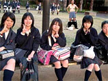 Другой пример: пять юных японских школьниц в традиционных клетчатых юбочках и гольфах мило улыбаются фотографу, а на заднем плане стоит мужчина со спущенными штанами