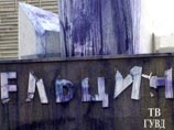 Инцидент произошел в ночь на 24 августа - неизвестные облили синей краской памятник и сбили буквы на постаменте Инцидент произошел в ночь на 24 августа - неизвестные облили синей краской памятник и сбили буквы на постаменте
