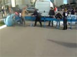 Greenpeace продолжает войну с "Газпромом": "белые медведи" атаковали главный офис компании (ВИДЕО) Greenpeace продолжает войну с "Газпромом": "белые медведи" атаковали главный офис компании (ВИДЕО)