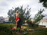 Активистка Femen, спилившая крест в поддержку Pussy Riot, сбежала во Францию