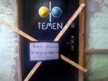 Украинские казаки заколотили офис FEMEN, напомнив им о "бабьей дороге" Украинские казаки заколотили офис FEMEN, напомнив им о "бабьей дороге"