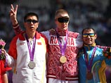 Россиянин Денис Гулин (на фото в центре) взял золото в тройном прыжке