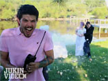 Свадьба по-американски: невеста подралась с гостем-шутником, взорвавшим праздничный торт (ВИДЕО)