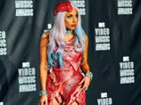 Знаменитое "мясное платье", в котором поп-дива Lady Gaga предстала на церемонии MTV два года назад, в пятницу будет представлено публике на временной экспозиции в Вашингтонском музее женского искусства