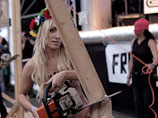 Активистки женского движения Femen в рамках восьмого голландского арт-фестиваля GOGBOT в городе Энсхед спилили специально установленные для этого организаторами мероприятия кресты