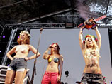 Активистки Femen в Голландии спилили три креста - специально установленные организаторами