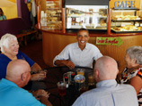 В свою очередь пресс-секретарь Обамы Джен Псаки заявила, что президенту, который часто заглядывает в рестораны и закусочные во время своих автобусных туров, нравится общаться с избирателями