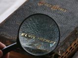 Экземпляр Библии, принадлежавший легендарному американскому певцу и киноактеру Элвису Пресли, ушел с аукциона Omega Auctions в британском городе Стокпорт за 59 тысяч фунтов стерлингов Экземпляр Библии, принадлежавший легендарному американскому певцу и киноактеру Элвису Пресли, ушел с аукциона Omega Auctions в британском городе Стокпорт за 59 тысяч фунтов стерлингов