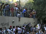 Десятки демонстрантов попытались во вторник прорваться в посольство США в центре Каира. Как передает ИТАР-ТАСС, они протестовали против американского фильма, который, по их мнению, оскорбляет пророка Мухаммеда