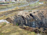После того, как в воронку было засыпано более 358 тысяч тонн смеси, известняковый пласт не выдержал эту массу После того, как в воронку было засыпано более 358 тысяч тонн смеси, известняковый пласт не выдержал эту массу