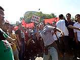 В субботу протестующие подошли к стенам японского посольства в Пекине, для их сдерживания усилили наряды полиции, охраняющие дипломатов