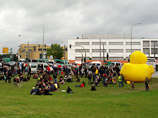 Гигантская надувная утка-антифа остановила марш неонацистов в Потсдаме (ФОТО)