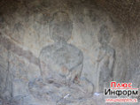 Оригинальное изображение высечено в скале  на одном из берегов Саяно-Шушенского водохранилища, и видеть его теперь можно лишь во время сброса воды