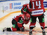 Хоккеист Соколов, которому коньком разрезали артерию, вернулся к тренировкам

 
