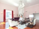 В Нью-Йорке вокруг статуи Колумба инсталлировали гостиную: можно подняться и посидеть