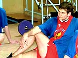 Алексей Яшин вновь проведет предстоящий сезон не в лучшей лиге мира, а в первенстве Швейцарии, где будет играть за команду Владимира Юрзинова - "Клотен" Алексей Яшин вновь проведет предстоящий сезон не в лучшей лиге мира, а в первенстве Швейцарии, где будет играть за команду Владимира Юрзинова - "Клотен"