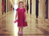 В Twitter группы "Война", который, по всей видимости, ведет Верзилов, появляются многочисленные фотографии их с Толоконниковой четырехлетней дочери Геры, которая появляется в коридорах и кабинетах американских органов власти