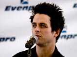 Фронтмен Green Day обматерил публику, разбил гитару и попал в больницу (ВИДЕО)
