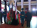 Церемония прощания завершилась в час дня, после чего траурный кортеж с гробом Грачева направился на Новодевичье кладбище, где будет похоронен бывший министр обороны