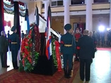 Церемония прощания завершилась в час дня, после чего траурный кортеж с гробом Грачева направился на Новодевичье кладбище, где будет похоронен бывший министр обороны Церемония прощания завершилась в час дня, после чего траурный кортеж с гробом Грачева направился на Новодевичье кладбище, где будет похоронен бывший министр обороны