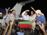 Похороны убийцы Каддафи собрали более десяти тысяч человек Похороны убийцы Каддафи собрали более десяти тысяч человек