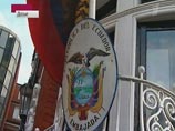 Эти два довольно смелых заявления вызвали незамедлительную реакцию британских властей, отмечает Reuters. Правоохранители уже окружили посольство Эквадора в Лондоне, объявив, что, как только австралиец выступит за его территорию, он тут же будет арестован Эти два довольно смелых заявления вызвали незамедлительную реакцию британских властей, отмечает Reuters. Правоохранители уже окружили посольство Эквадора в Лондоне, объявив, что, как только австралиец выступит за его территорию, он тут же будет арестован