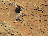 Марсоход Curiosity, медленно приближающийся к пункту своего назначения - горе Маунт-Шарп, сделал сенсационное открытие: на Красной планете была вода