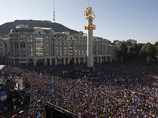 Избирательный блок миллиардера Бидзины Иванишвили "Грузинская мечта" проводит многотысячные предвыборные акции на площади Свободы в центре Тбилиси и в Кутаиси - втором по величине городе Грузии