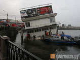 Costa Concordia в миниатюре: в центре Петербурга тонет дебаркадер Costa Concordia в миниатюре: в центре Петербурга тонет дебаркадер