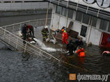 Costa Concordia в миниатюре: в Петербурге тонет дебаркадер Costa Concordia в миниатюре: в Петербурге тонет дебаркадер