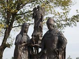 В Бийске, втором по величине городе Алтайского края, вандалы осквернили бронзовый памятник православным святым Петру и Февронье