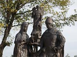 В Алтайском крае вновь спилен православный крест: на этот раз с памятника святым Петру и Февронии В Алтайском крае вновь спилен православный крест: на этот раз с памятника святым Петру и Февронии