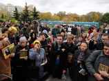 Православные после переноса заседания по кассации Pussy Riot помолились на коленях у Мосгорсуда