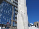 В Екатеринбурге полностью отмыли и отреставрировали памятник Ельцину, пострадавший от рук вандалов