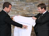 Медведев получил от Цукерберга в подарок футболку и заговорил о Сколково Медведев получил от Цукерберга в подарок футболку и заговорил о Сколково