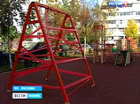 Камеры сняли возможных виновников падения качелей на детей в Москве Камеры сняли возможных виновников падения качелей на детей в Москве