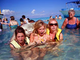 В 2008 году второкурсницы Сара Бурланд, Натали Зайсофф и Кендалл Харлан отдыхали в Стрингрей-Сити на Каймановых островах, рассказали девушки журналистам. Это место известно обилием электрических скатов у берега