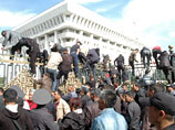 В Бишкеке участники мирной демонстрации за национализацию золотого месторождений поддержали призывы лидеров захватить власть и прорвались к Белому дому, где находится парламент и резиденция президента страны
