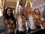 Femen разделись в Лувре у статуи Венеры ради жертвы полицейского изнасилования Femen разделись в Лувре у статуи Венеры ради жертвы полицейского изнасилования