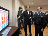 Перед совещанием Медведев ознакомился с образцами вооружений как используемыми Вооруженными силами России, так и еще только проходящими тестирование