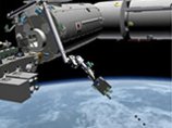 Японский космонавт выложил в космос с помощью руки-манипулятора на МКС пять микроспутников