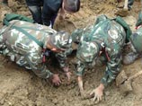 Поток грязи, накрыв китайскую начальную школу, убил 18 детей