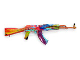 Самым дорогим предметом на аукционе стала винтовка АК-47, разукрашенная известным британским художником Дэмьеном Херстом в радужные цвета